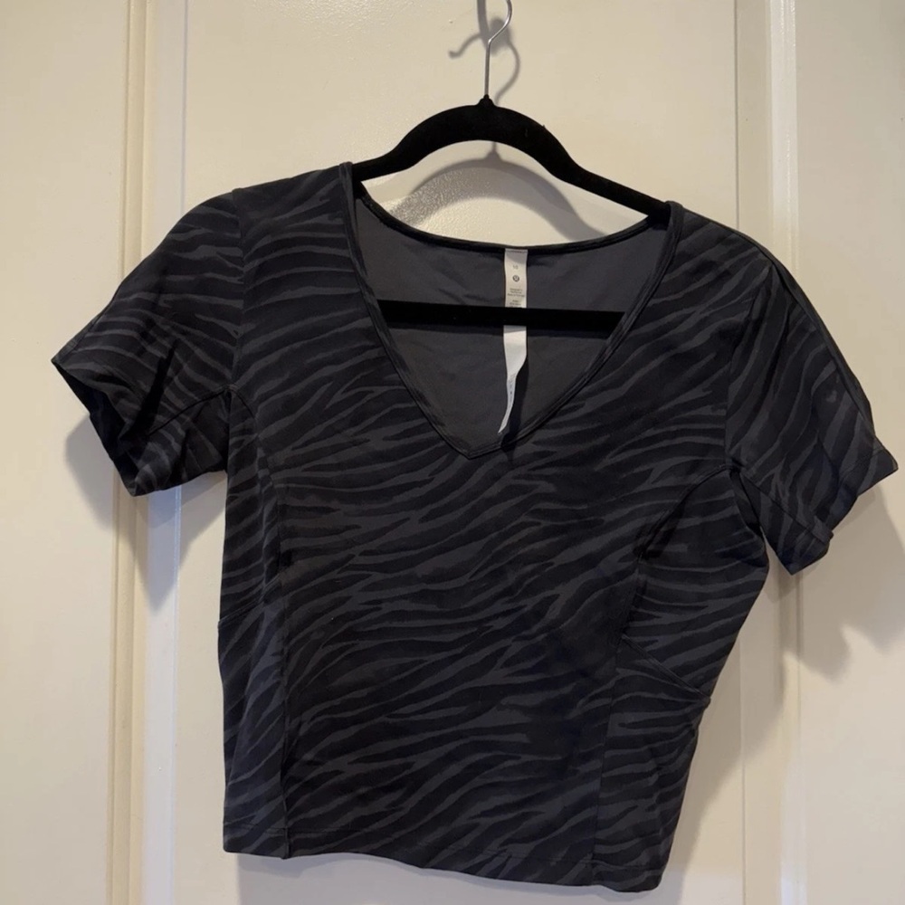 Lululemon Athletica Zebra Print Gray Crop T-Shirt V-Neck Short Sleeved Sz 10